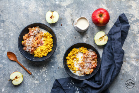 Goldene Milch-Hirseporridge mit schnellem Apfelkompott