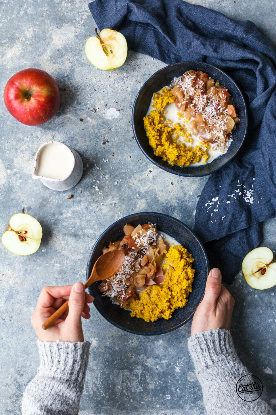 Goldene Milch-Hirseporridge mit schnellem Apfelkompott