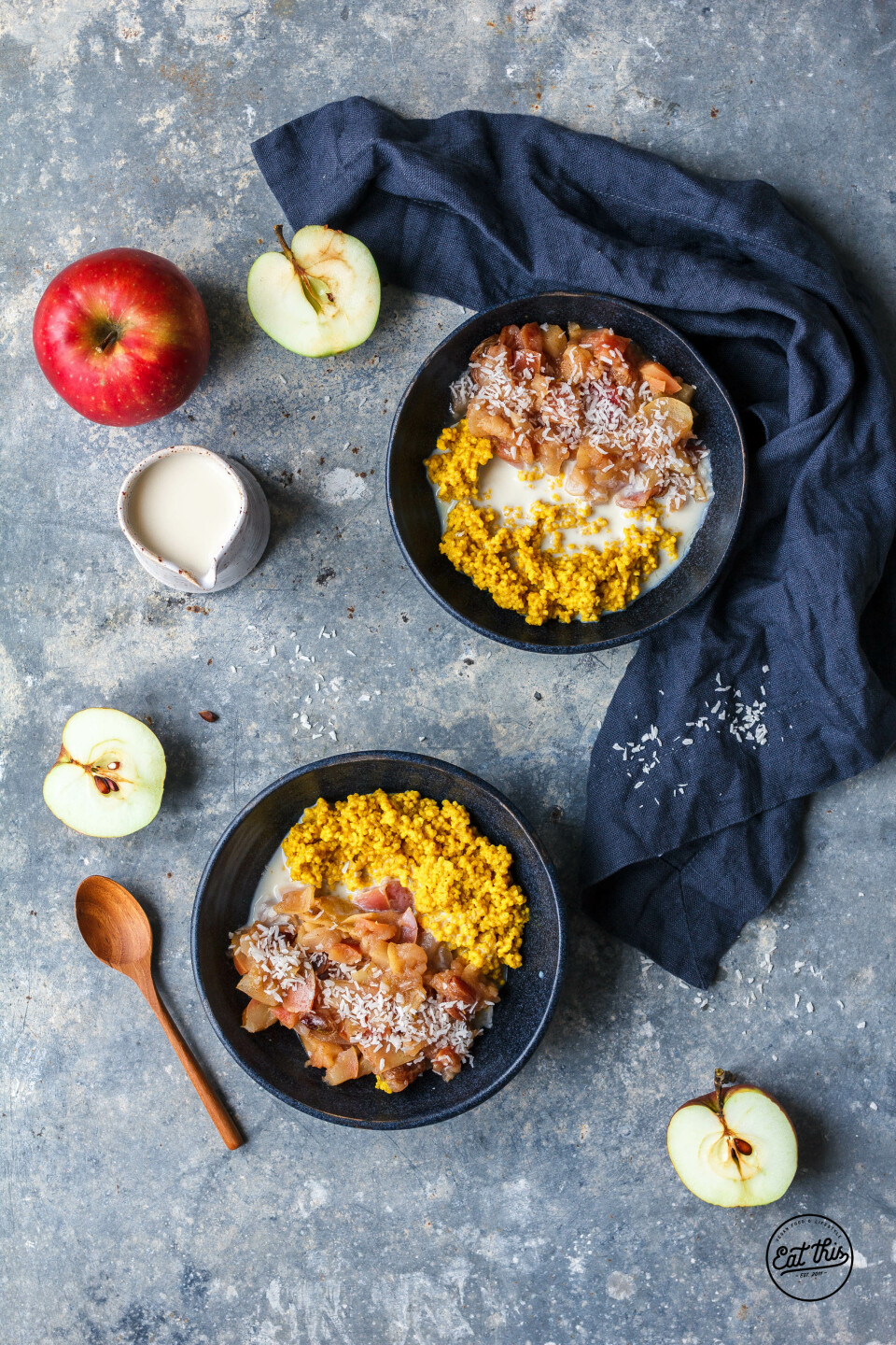 Goldene Milch-Hirseporridge mit schnellem Apfelkompott
