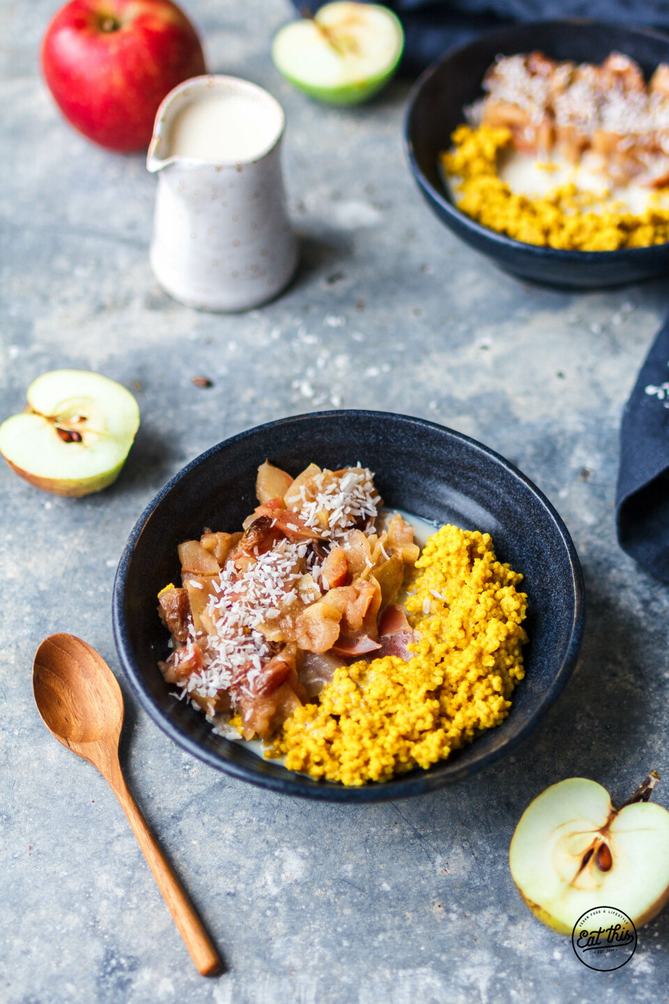 Goldene Milch-Hirseporridge mit schnellem Apfelkompott