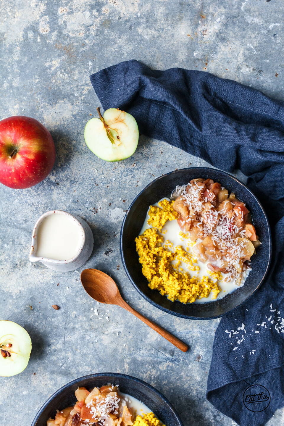 Goldene Milch-Hirseporridge mit schnellem Apfelkompott