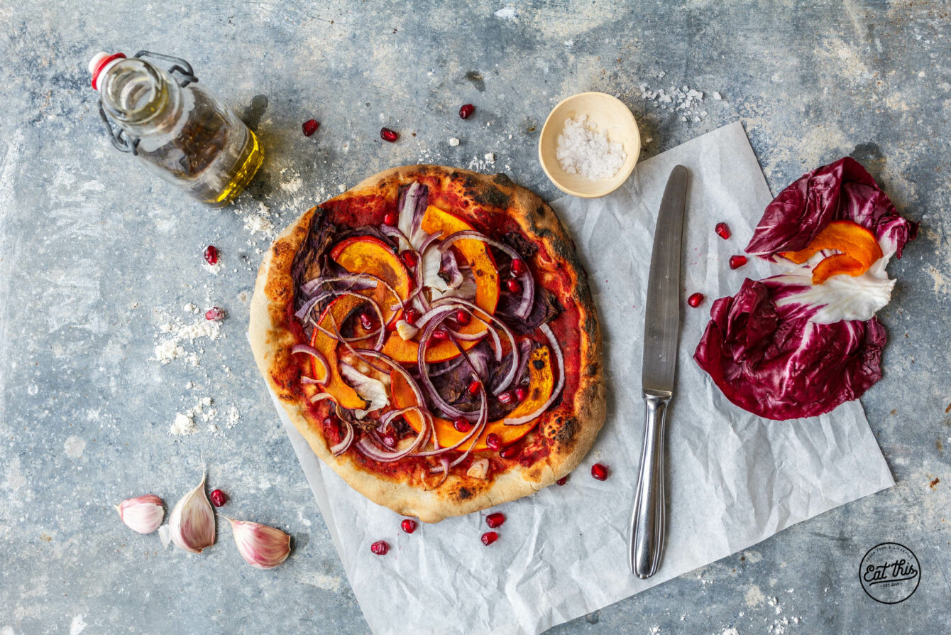 Kürbispizza mit Radicchio und Granatapfel aus dem Uuni