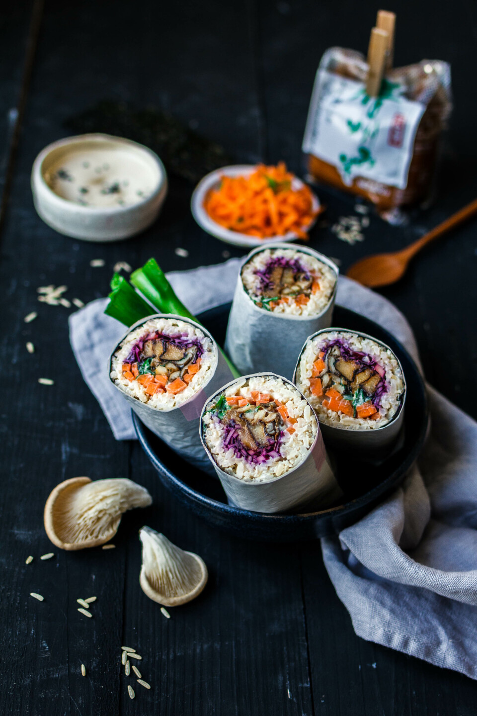 Sushi Burrito mit Vollkornreis, Misoaubergine und Austernpilzen