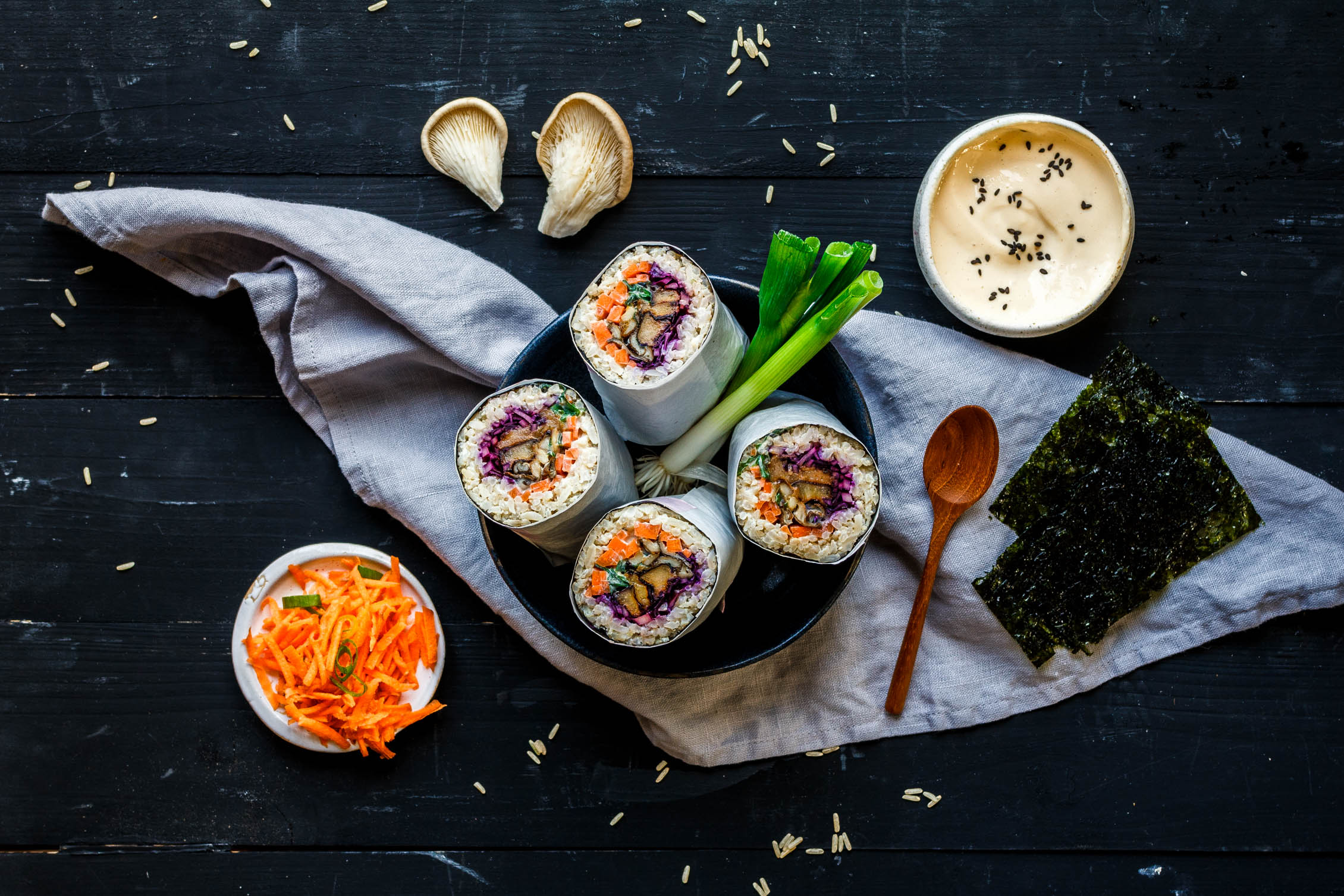 Sushi Burrito mit Vollkornreis, Misoaubergine und Austernpilzen