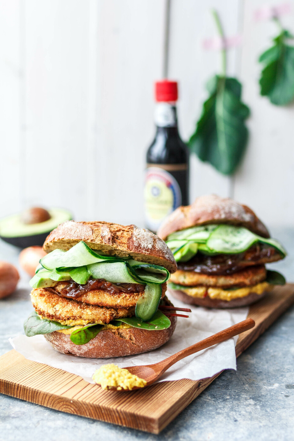 Grünes Kohlrabischnitzel-Sandwich