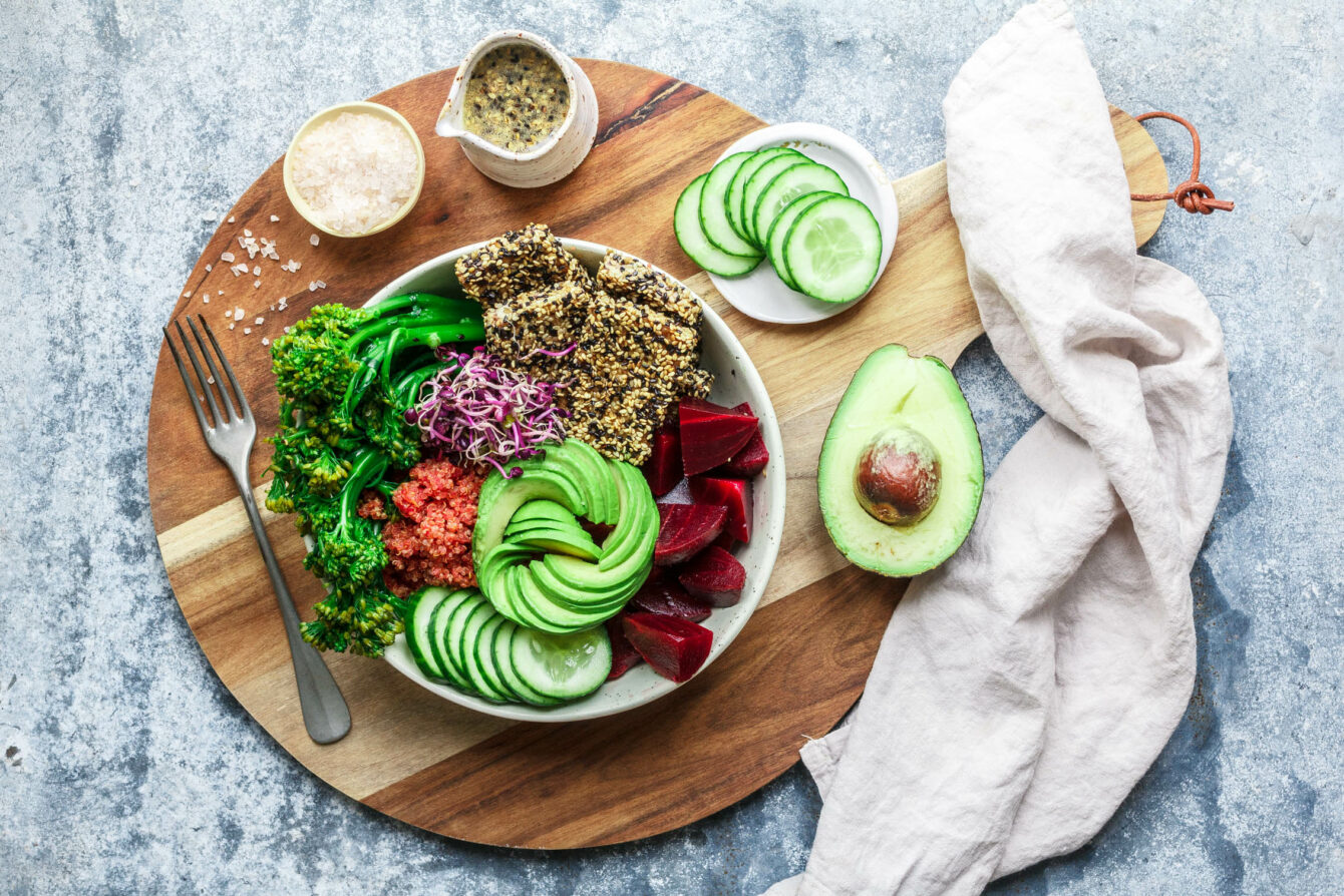 Good Life Bowl mit Broccolini, pinkem Quinoa & crunchy Sesam-Tofu