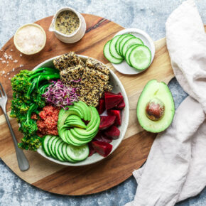 Good Life Bowl mit Broccolini, pinkem Quinoa & crunchy Sesam-Tofu