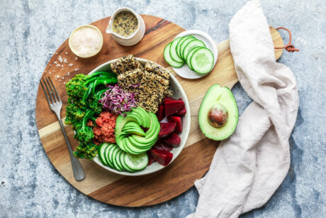 Good Life Bowl mit Broccolini, pinkem Quinoa & crunchy Sesam-Tofu