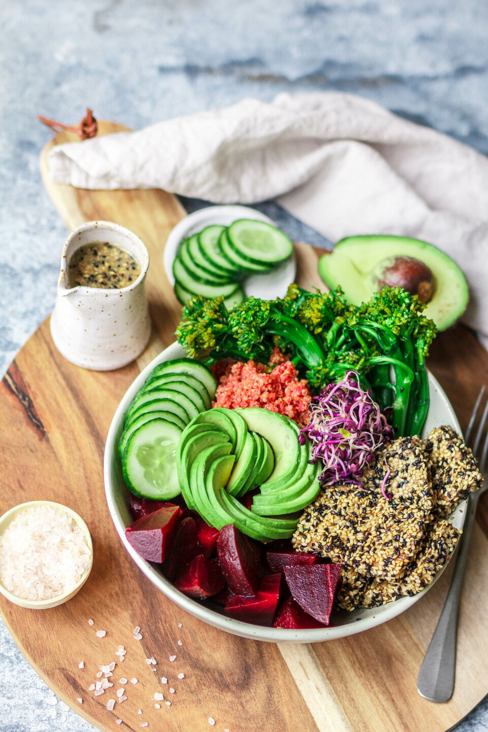 Good Life Bowl mit Broccolini, pinkem Quinoa & crunchy Sesam-Tofu
