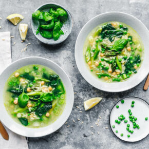 Grüne Frühlingsminestrone mit Orzo & Spargel