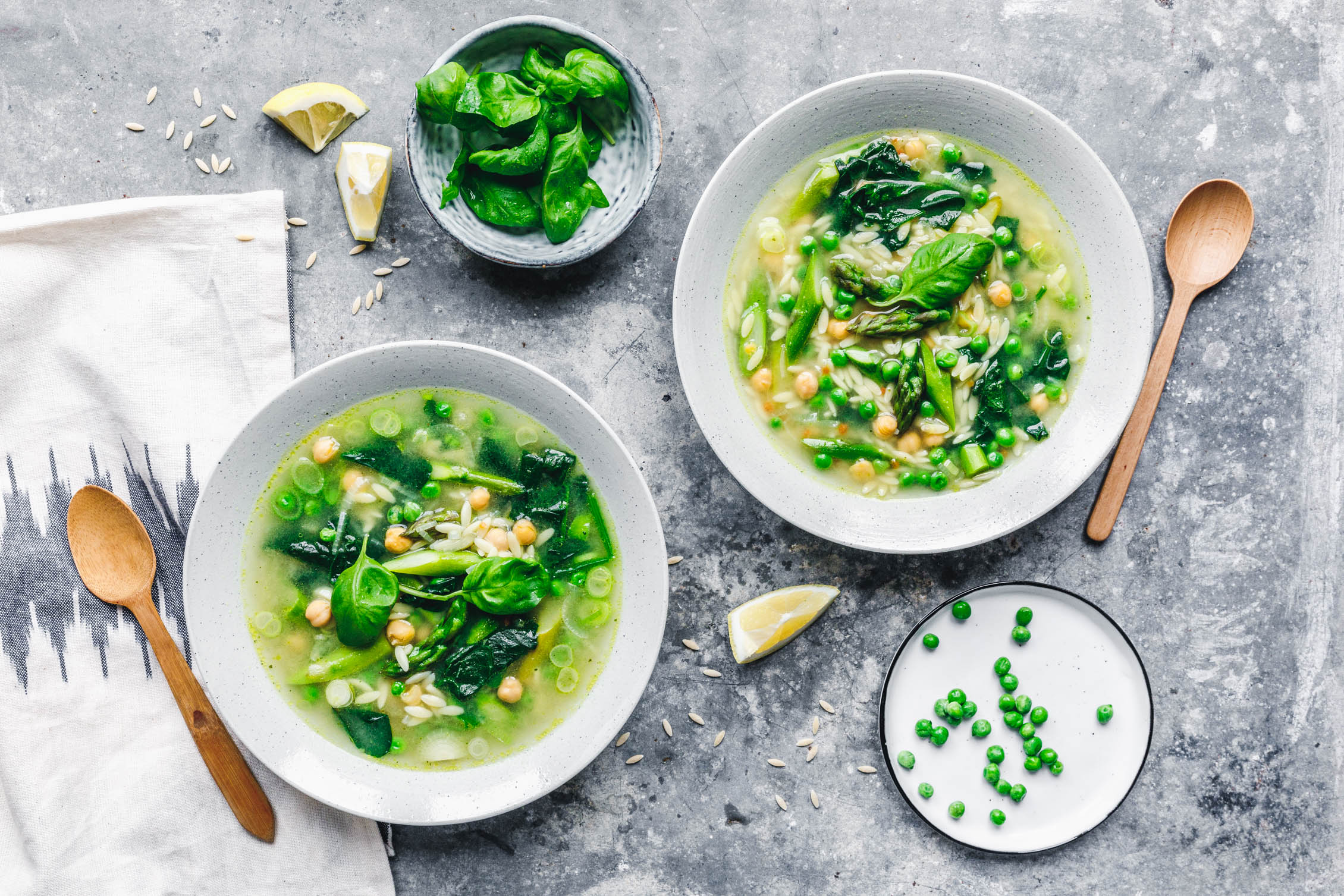 Grüne Frühlingsminestrone mit Orzo & Spargel