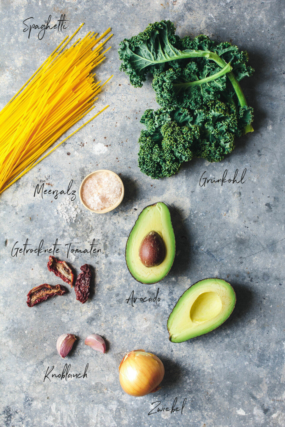 Pasta mit Avocado-Grünkohl-Pesto und getrockneten Tomaten