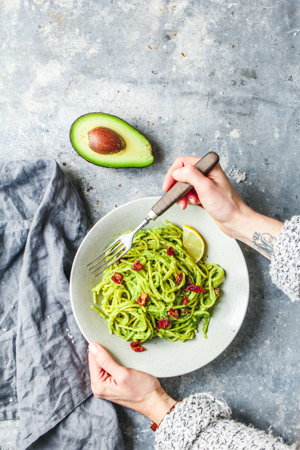 Pasta mit Avocado-Grünkohl-Pesto und getrockneten Tomaten