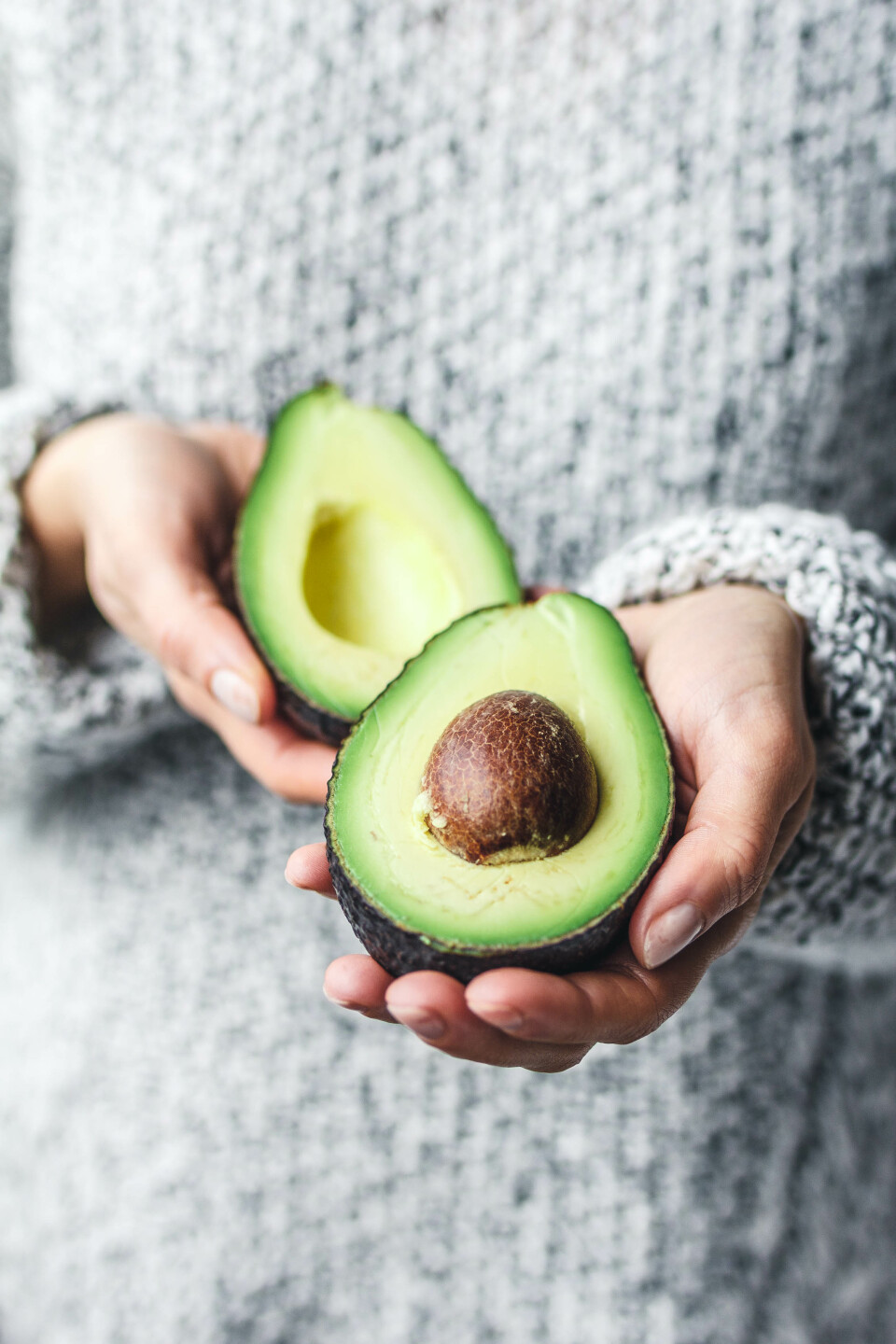 Pasta mit Avocado-Grünkohl-Pesto und getrockneten Tomaten