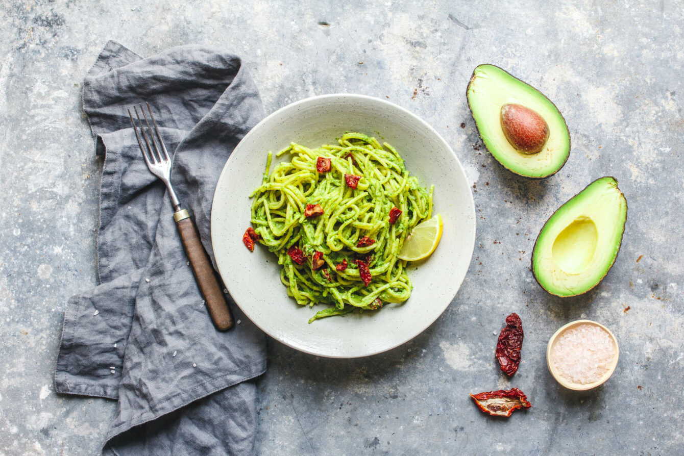 Pasta mit Avocado-Grünkohl-Pesto