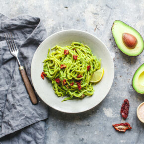 Pasta mit Avocado-Grünkohl-Pesto