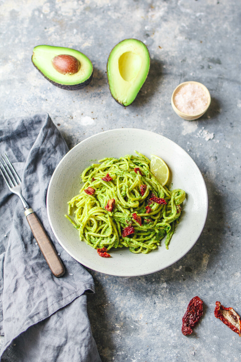 Pasta mit Avocado-Grünkohl-Pesto und getrockneten Tomaten