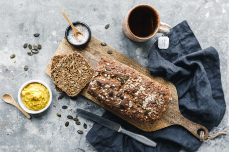 Schnelles veganes Vollkornbrot mit Saaten