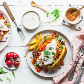 Kumpir mit Couscous & knackigem Salat