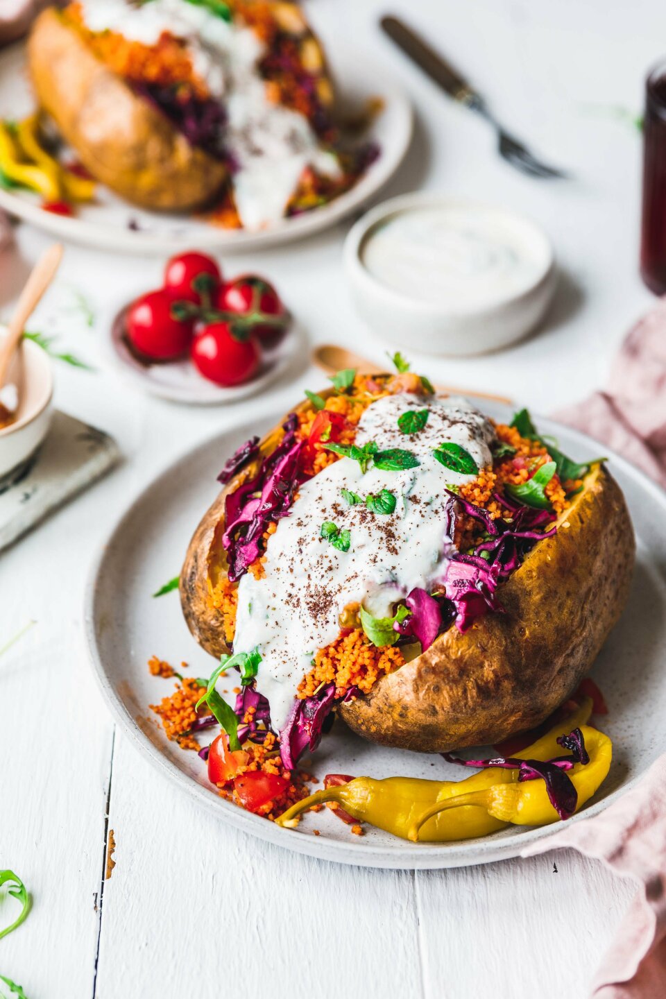 Vegane Kumpir mit Couscous & knackigem Salat