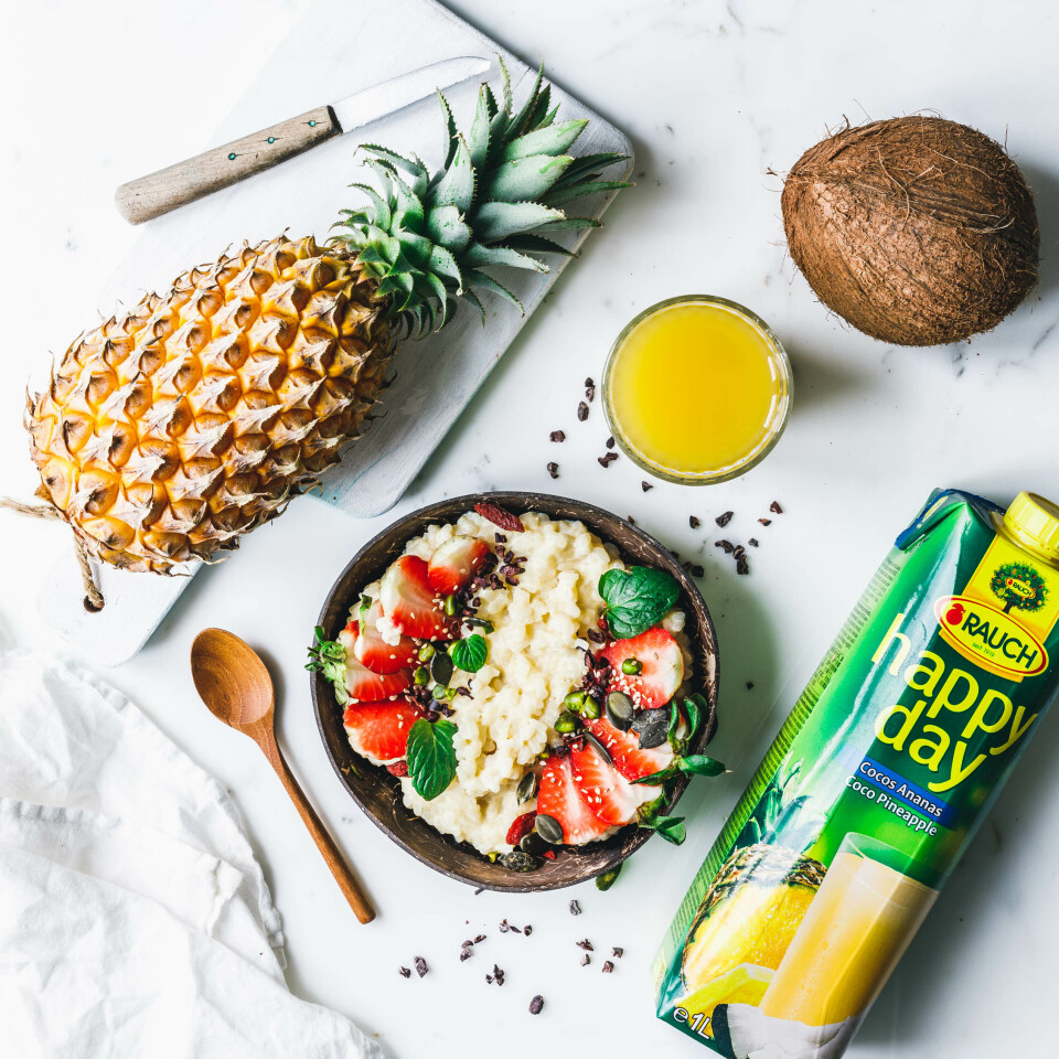 Piña Colada-Milchreis mit Erdbeeren