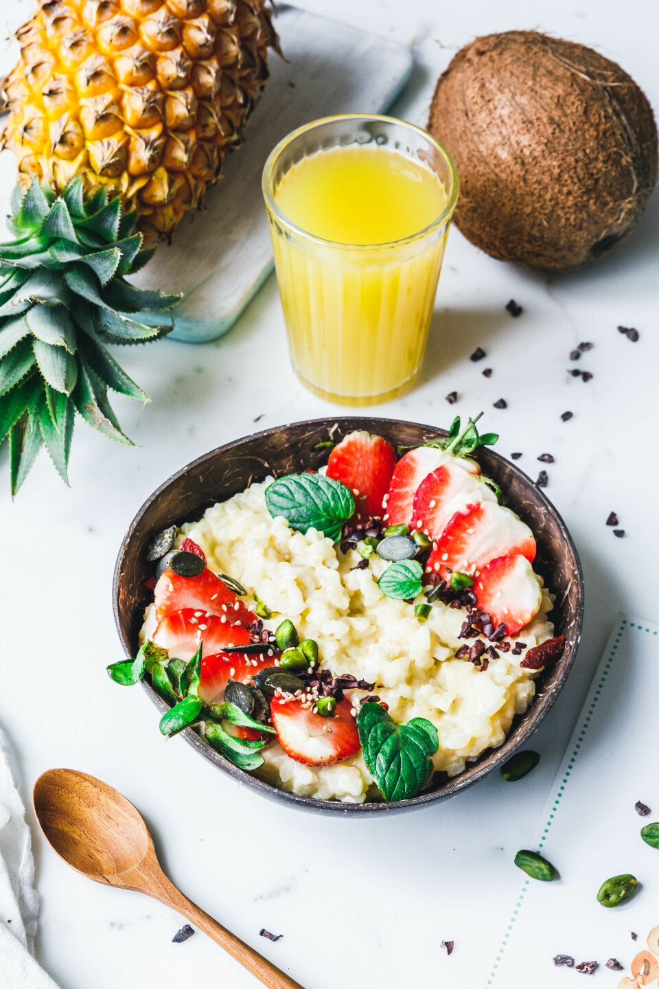 Piña Colada-Milchreis mit Erdbeeren