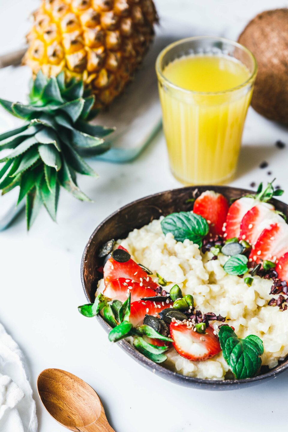 Piña Colada-Milchreis mit Erdbeeren