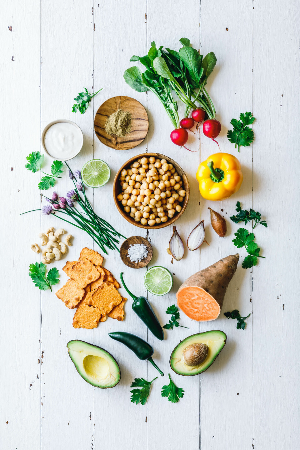 Gesunde "loaded" Nachos mit frischen Kräutern