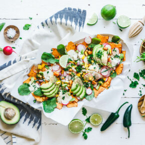 Gesunde "loaded" Nachos mit frischen Kräutern