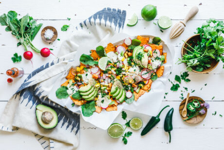 Gesunde "loaded" Nachos mit frischen Kräutern