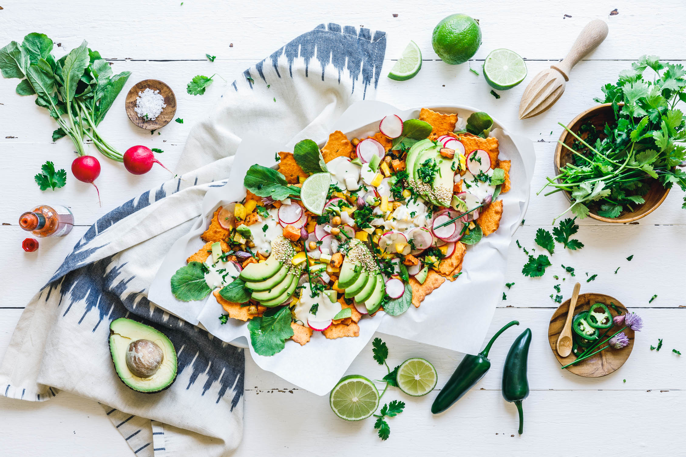 Gesunde "loaded" Nachos mit frischen Kräutern