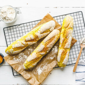 Knusprige, würzige Kurkuma-Baguettes