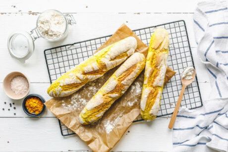 Knusprige, würzige Kurkuma-Baguettes