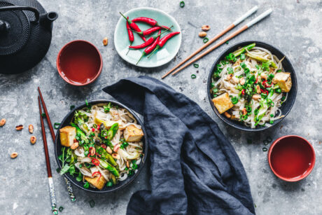 Pad Thai mit grünem Spargel und Tofu