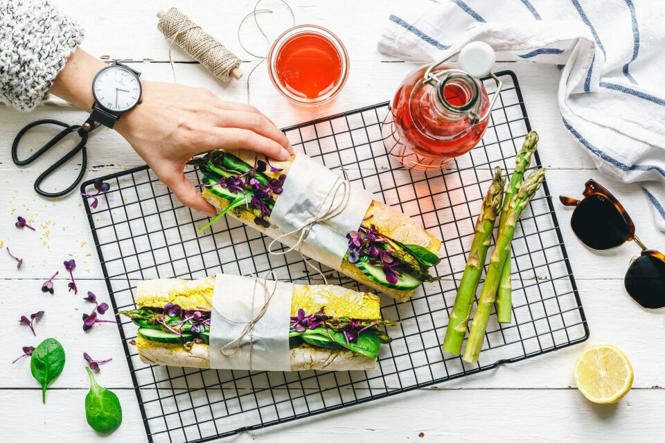 Super-grünes Spargel-Sandwich mit Kurkuma-Baguette