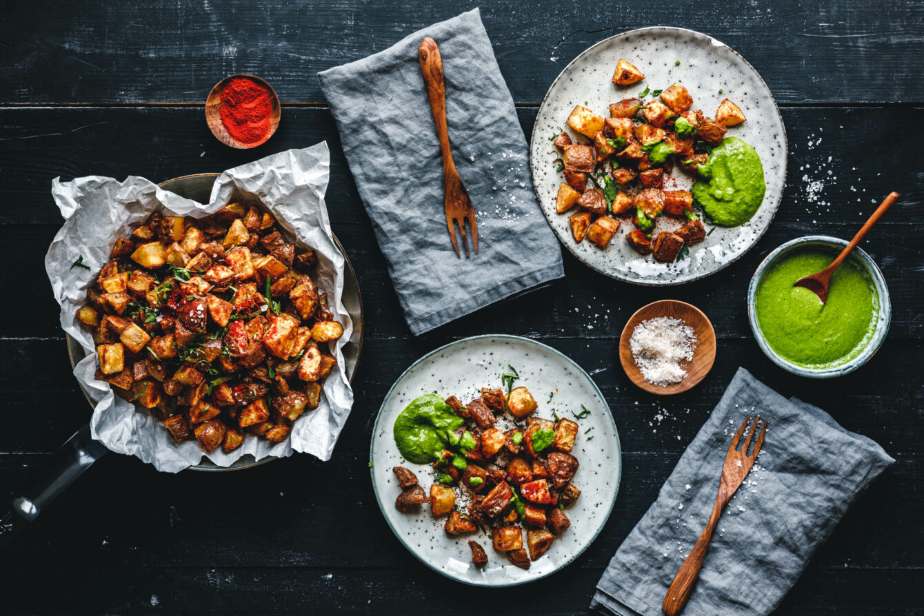 Super-knusprige, gebackene Patatas Bravas mit Mojo Verde