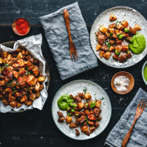 Super-knusprige, gebackene Patatas Bravas mit Mojo Verde