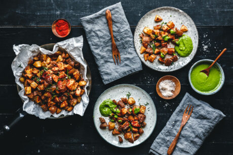 Super-knusprige, gebackene Patatas Bravas mit Mojo Verde