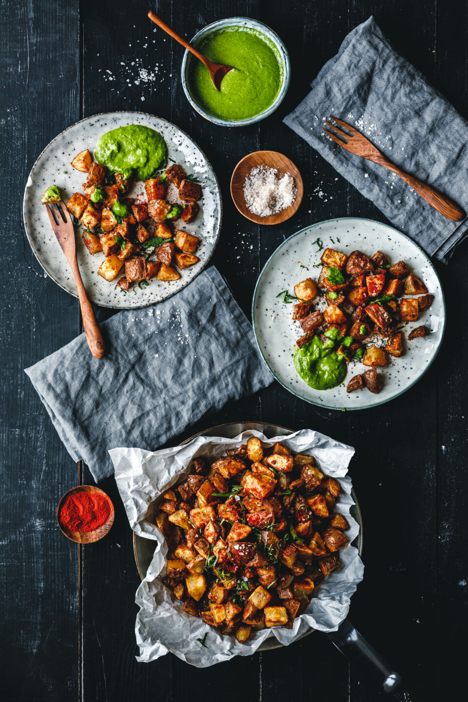 Super-knusprige, gebackene Patatas Bravas mit Mojo Verde