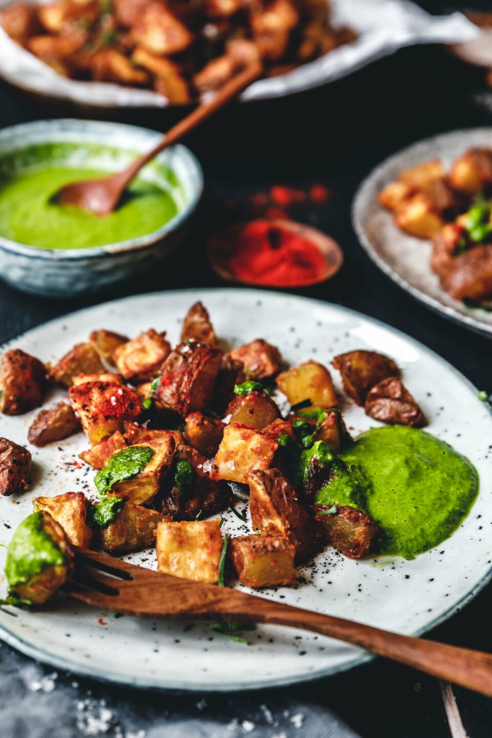 Super-knusprige, gebackene Patatas Bravas mit Mojo Verde