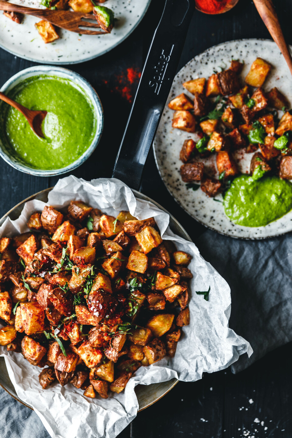 Super-knusprige, gebackene Patatas Bravas mit Mojo Verde