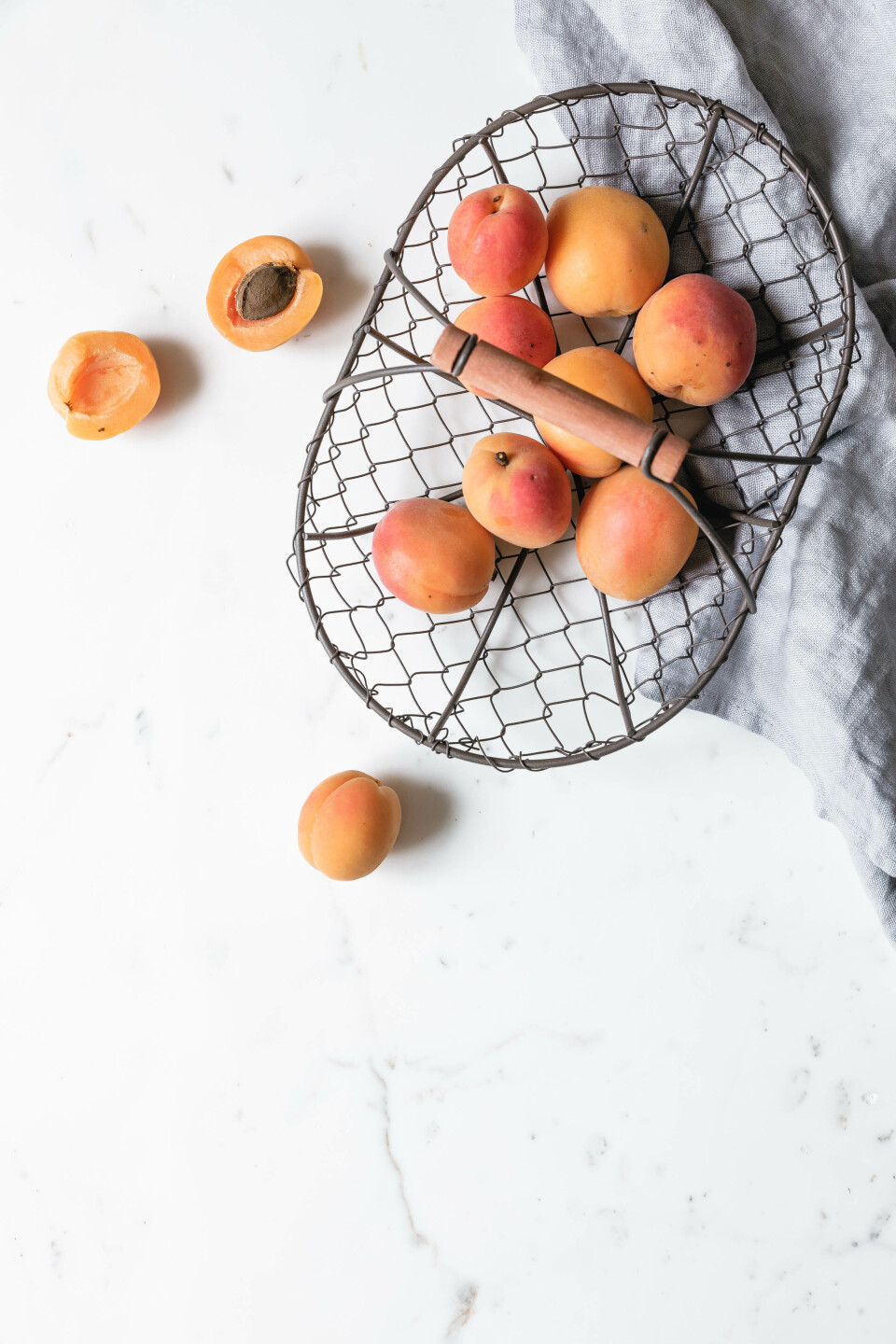 Aprikosen in Drahtkorb