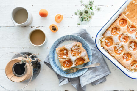 Schneller Aprikosenkuchen mit Olivenöl & Mandeln