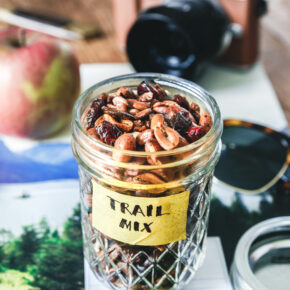 Herzhafter crunchy Trail Mix mit Mandeln, Erdnüssen und Gewürzen