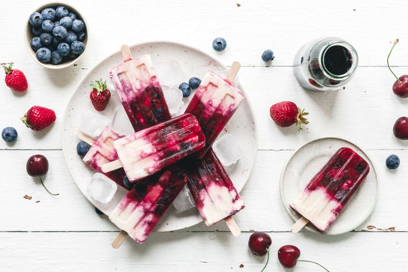 Blitzschnelle fruchtige Beeren-Popsicles