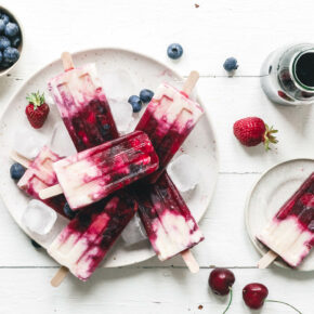 Blitzschnelle fruchtige Beeren-Popsicles