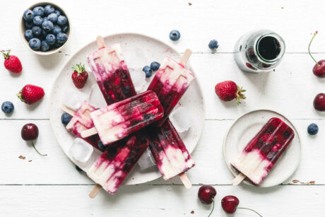 Blitzschnelle fruchtige Beeren-Popsicles