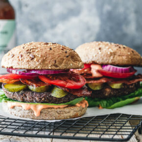 Der weltbeste Black Bean Burger mit köstlicher Burgersauce und veganem Bacon