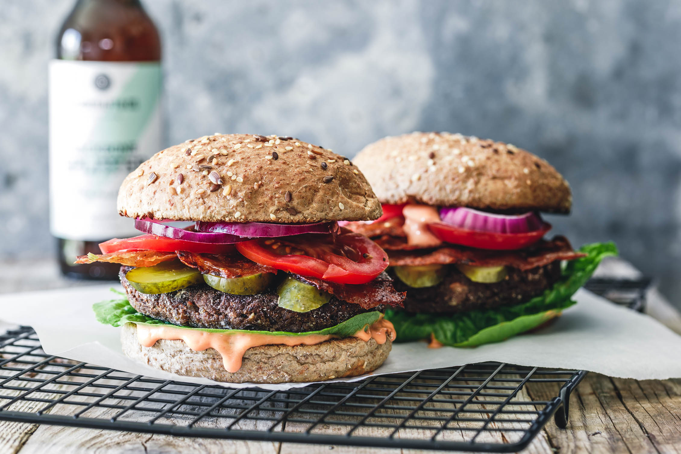 Der weltbeste Black Bean Burger mit köstlicher Burgersauce und veganem Bacon