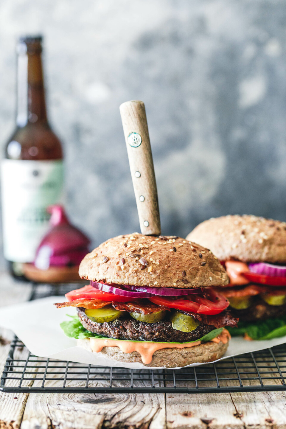 Der weltbeste Black Bean Burger mit köstlicher Burgersauce und veganem Bacon